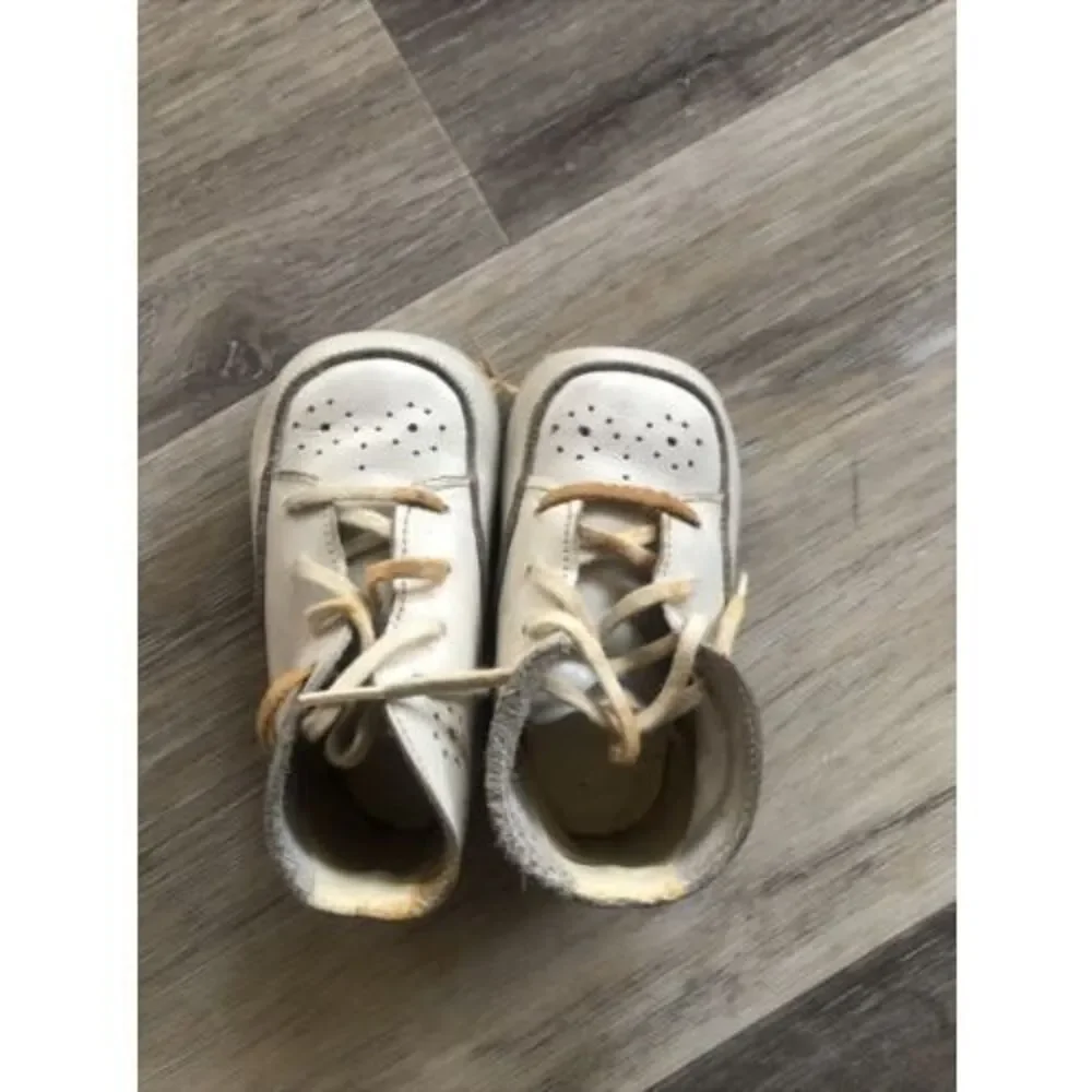 VINTAGE LEATHER WEE WALKERS BABY SHOES 1950's